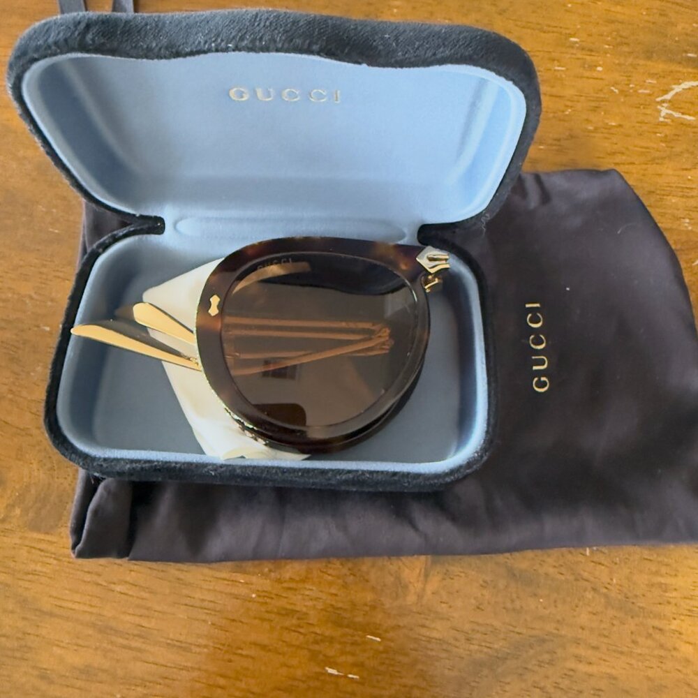Authentic Gucci Elegant Tortoise Shell Sunglasses… - image 2